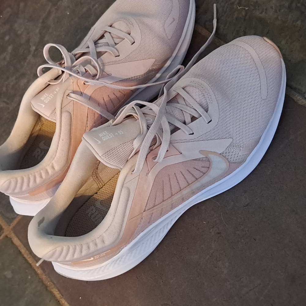 NIKE Quest running shoe